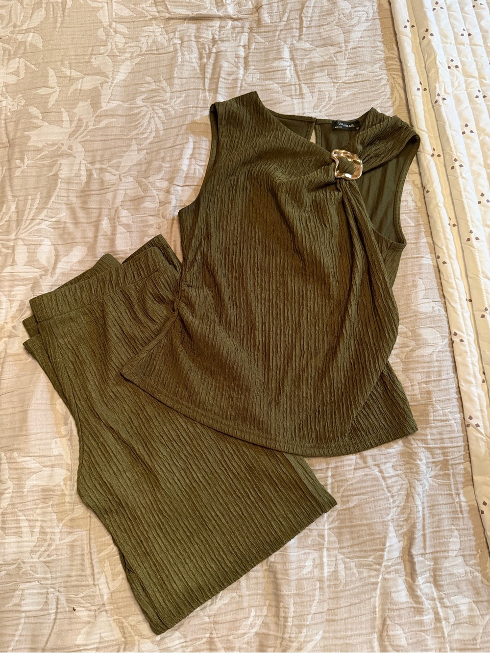 Elegant Olive Green Sleeveless Skirt Set with Decorative Buckle